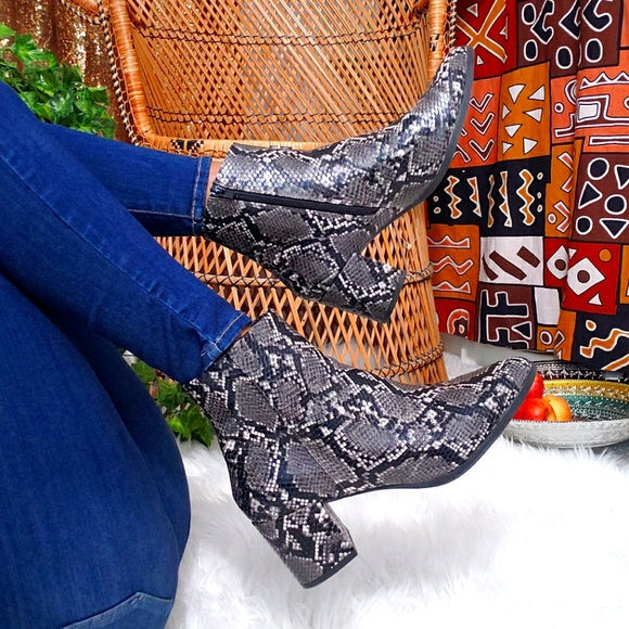 STEVE MADDEN Snake print bootie - Picture 3 of 5